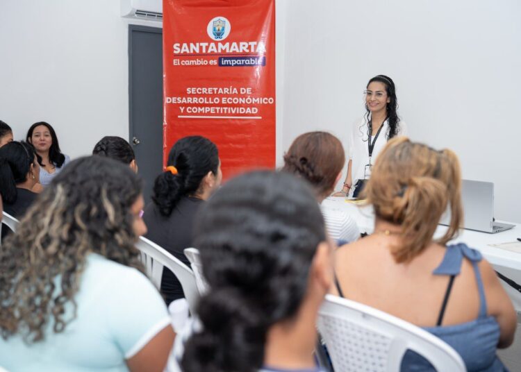 Distrito en alianza con el Sena capacitan a madres cabeza de hogar en modistería