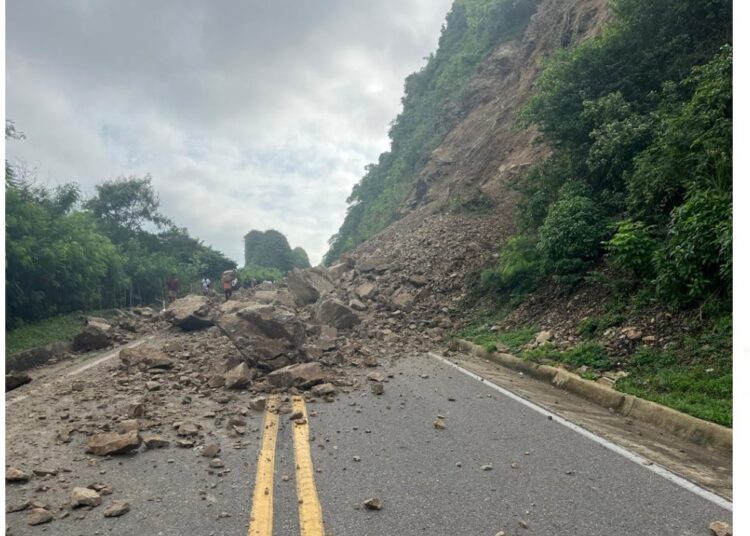 Derrumbe en Los Muchachitos incomunica a Santa Marta con Riohacha