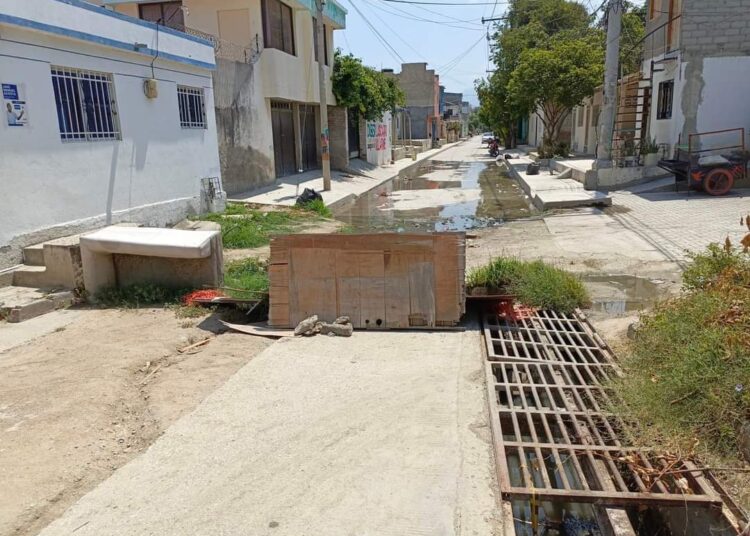 Empalme de la tubería de impulsión en la calle 14 de Gaira, en veremos