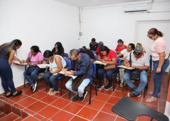 Distrito capacita a más de 150 vendedores informales en formación empresarial