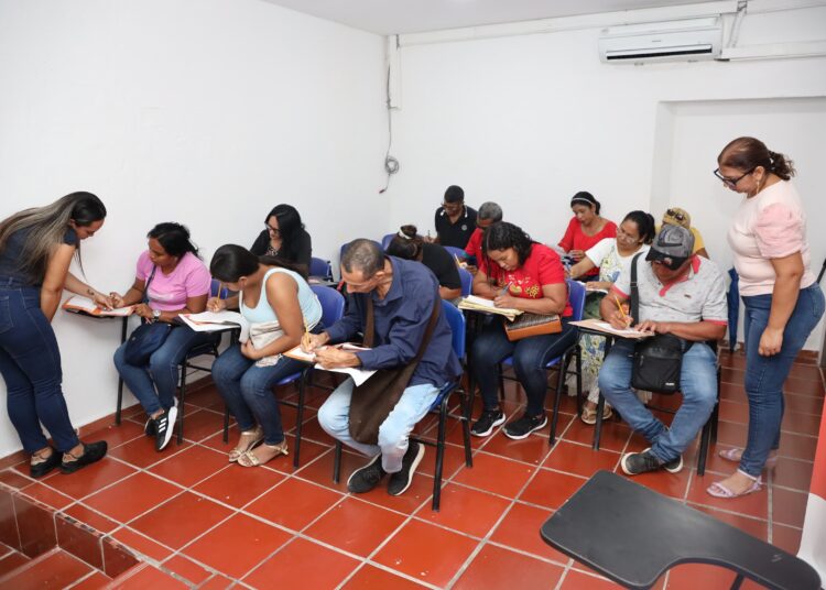 Distrito capacita a más de 150 vendedores informales en formación empresarial