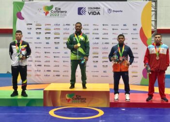 Miguel Valencia le entrega la primera medalla a Magdalena en los Juegos Nacionales 2023