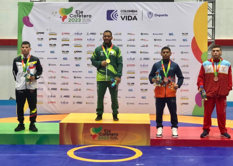 Miguel Valencia le entrega la primera medalla a Magdalena en los Juegos Nacionales 2023