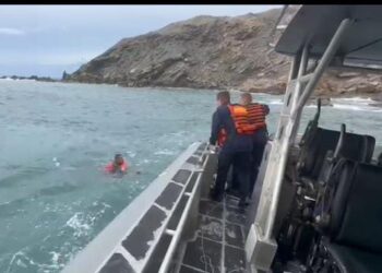 Armada rescató hombre cuya embarcación zozobró en Isla Aguja