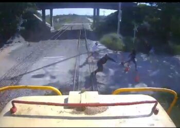 ¡Qué peligro!: Menores de edad retan al tren en el paso nivel de Ciénaga