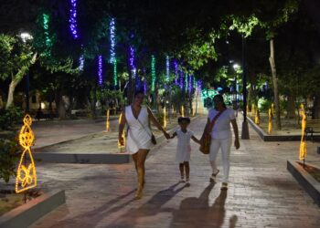 Con 3.591 figuras en luces LED Santa Marta ilumina la navidad