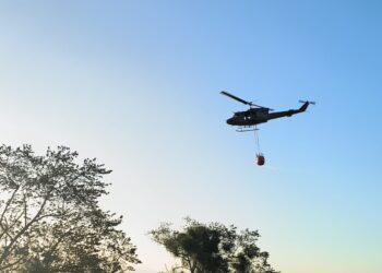 Con equipo Bambi Bucket mitigan focos de incendios en Sierra Nevada