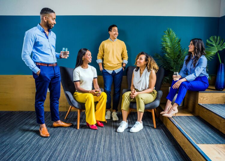 56% de los colombianos reducen sus gastos cuando están solteros