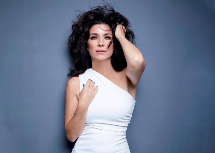 El nostálgico viaje musical de Karina hace escala en Colombia