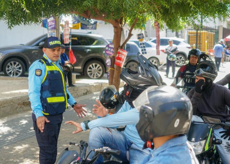 15 agentes de tránsito están regulando y controlando las vías de Santa Marta