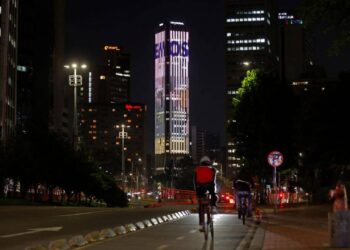 Celebrando a Gabo: Torre Colpatria se ilumina en honor a Gabriel García Márquez