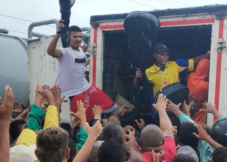 En Tasajera de accidenta furgón y comunidad se lleva la carga de guitarras que transportaba