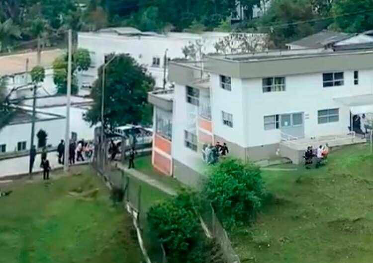 Impacto de rayo en escuela de Carabineros de Manizales deja 28 afectados