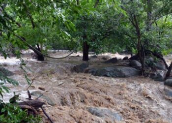 Joven es arrastrada por creciente del río Minca y es rescatada por un grupo de jóvenes