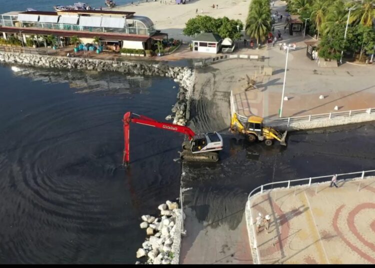 Realizan limpieza en la playa de Los Cocos y retiro de lodo en la Marina de Santa Marta