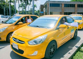 Estudiantes enseñan inglés a taxistas de Santa Marta