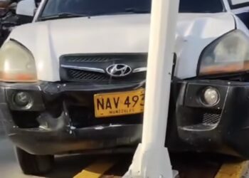 Conductor pierde el control y choca contra un poste en Santa Marta