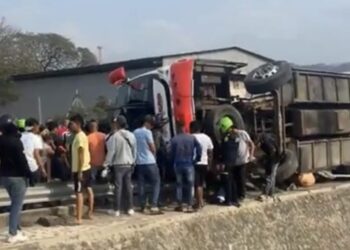 Bus de la empresa Súper Star se volcó en el sector de La Lucha