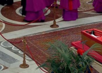 El gesto silencioso de sor Geneviève, una monja que llevó al Papa a los marginados