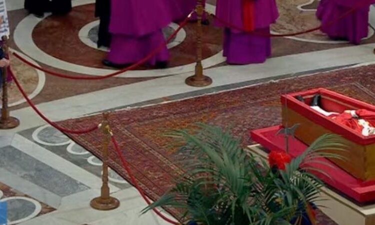 El gesto silencioso de sor Geneviève, una monja que llevó al Papa a los marginados