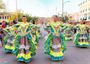 Gran desfile de Unimagdalena por las calles de Santa Marta