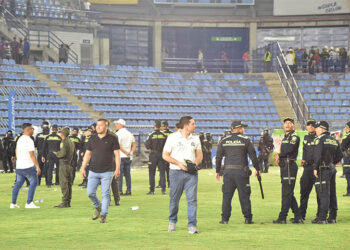 Lamentable: partido entre Unión Magdalena y Once Caldas suspendido por invasión de hinchas en Santa Marta