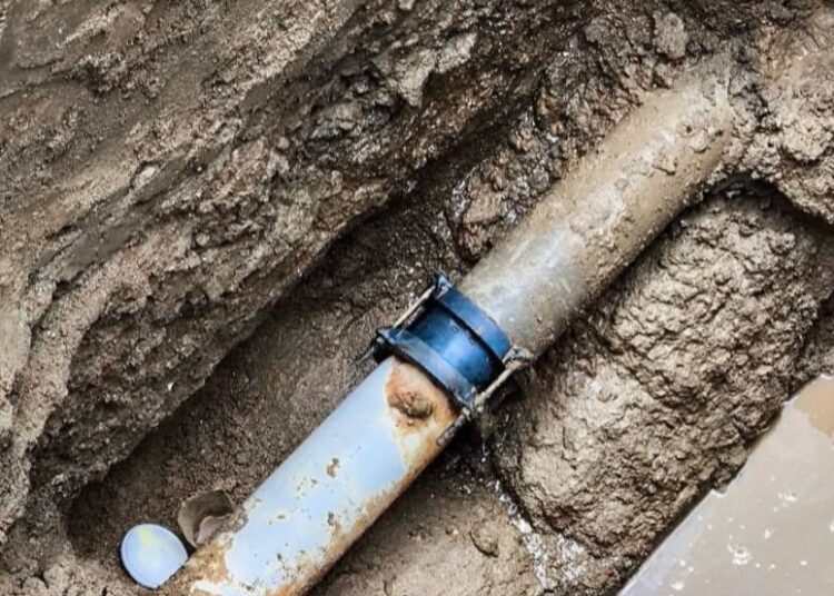 ¿Fuga en línea matriz afectaba presión de agua en Santa Marta?