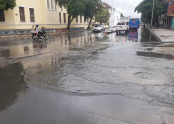 Fuertes lluvias saturan sistema de alcantarillado en Santa Marta y provocan reboses en varios sectores