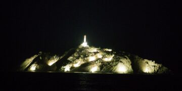 Unimagdalena ilumina el Morro en honor a los 500 años de Santa Marta