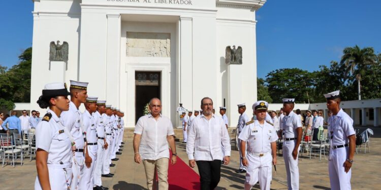 Con ofrenda floral se conmemora el natalicio de Simón Bolívar y el Día de la Armada