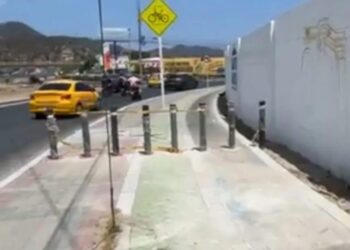 Instalan bolardos en la Troncal del Caribe para frenar motos; ciclistas denuncian inconvenientes