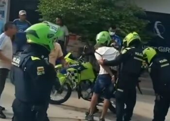 Agresión a policía en Ciénaga termina con uso de táser y golpes para someter al agresor