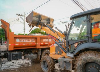 Gobernación auxilió a Santa Marta y retiró de sus calles 16.5 toneladas de lodo en tres barrios