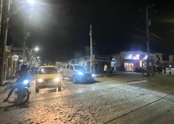 Persisten los daños viales en Santa Marta: carro cayó en un hueco en la Avenida del Libertador