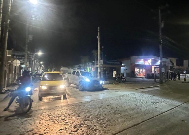 Persisten los daños viales en Santa Marta: carro cayó en un hueco en la Avenida del Libertador