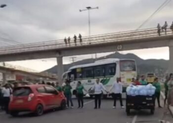 Conductores de Transporte Sensación bloquean la Terminal de Santa Marta y afectan la Troncal del Caribe