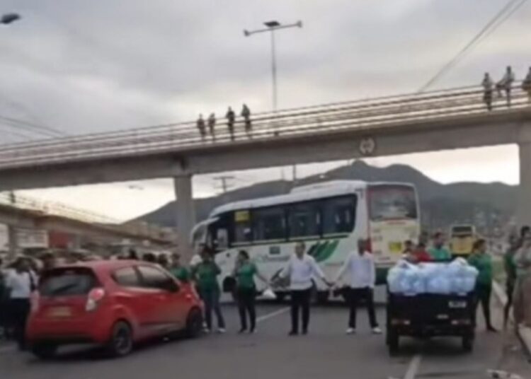 Conductores de Transporte Sensación bloquean la Terminal de Santa Marta y afectan la Troncal del Caribe