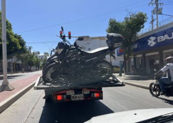 Alcaldía de Santa Marta intensifica controles: grúa de movilidad “caza” motos infractoras en el centro histórico