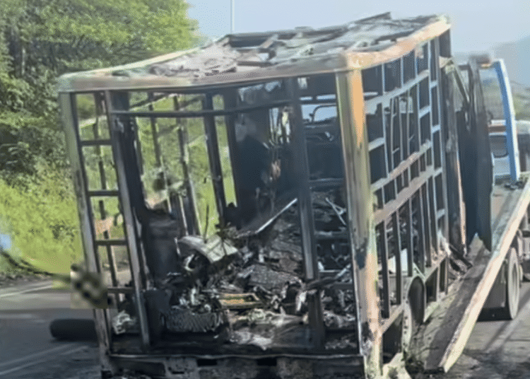 Falla mecánica habría causado incendio de ambulancia en Santa Marta