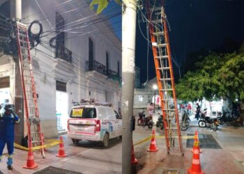 Descubren conexiones eléctricas ilegales en el centro de Santa Marta durante operativo de Air-e
