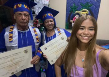 Ena y Daniela, vistieron a sus padres con toga y birrete, pusieron en sus manos sus diplomas y le ofrendaron su título profesional
