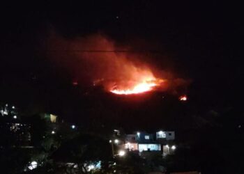 Fuerte incendio forestal afecta el cerro Tres Cruces en Santa Marta y prende las alarmas ambientales