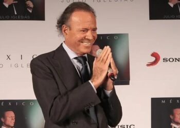 Julio Iglesias niega rotundamente haber abusado o faltado al respeto a alguna mujer tras denuncias de exempleadas