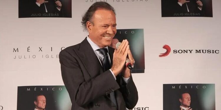 Julio Iglesias niega rotundamente haber abusado o faltado al respeto a alguna mujer tras denuncias de exempleadas