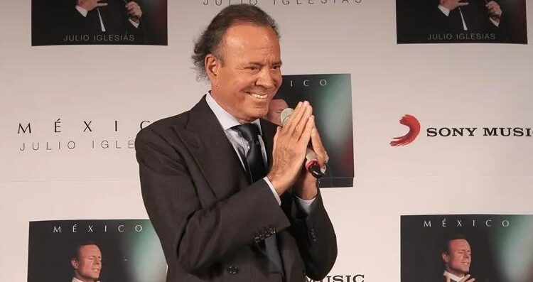 Julio Iglesias niega rotundamente haber abusado o faltado al respeto a alguna mujer tras denuncias de exempleadas