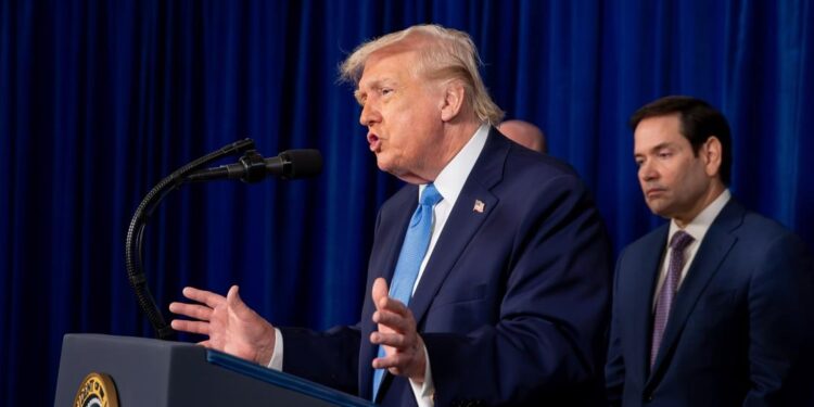 Trump arremete contra Petro y no descarta una misión militar de EE. UU. en Colombia