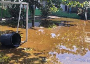 Habitantes de Brisas del Mar denuncian institución educativa inundada y sin acceso en Ciénaga