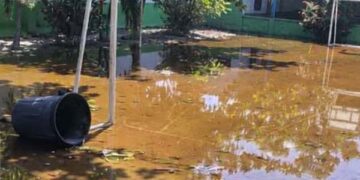 Habitantes de Brisas del Mar denuncian institución educativa inundada y sin acceso en Ciénaga