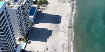 Alcaldía de Santa Marta recupera la playa Los Cocos tras retirar más de 2.300 metros cúbicos de residuos