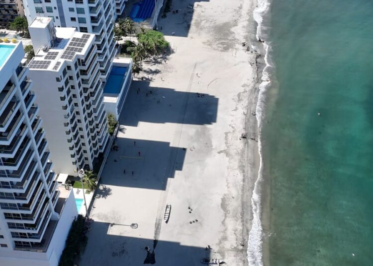 Alcaldía de Santa Marta recupera la playa Los Cocos tras retirar más de 2.300 metros cúbicos de residuos